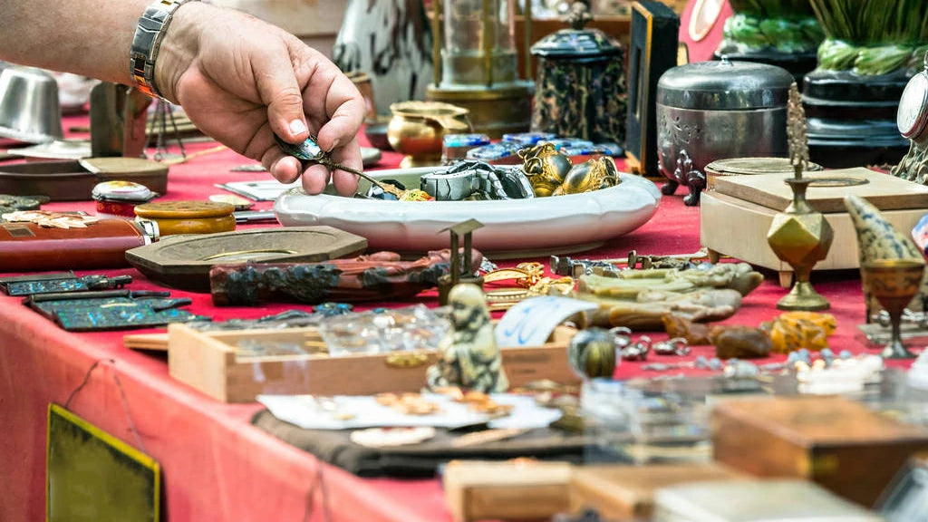 Choose from Nepalese traditional handicrafts stalls